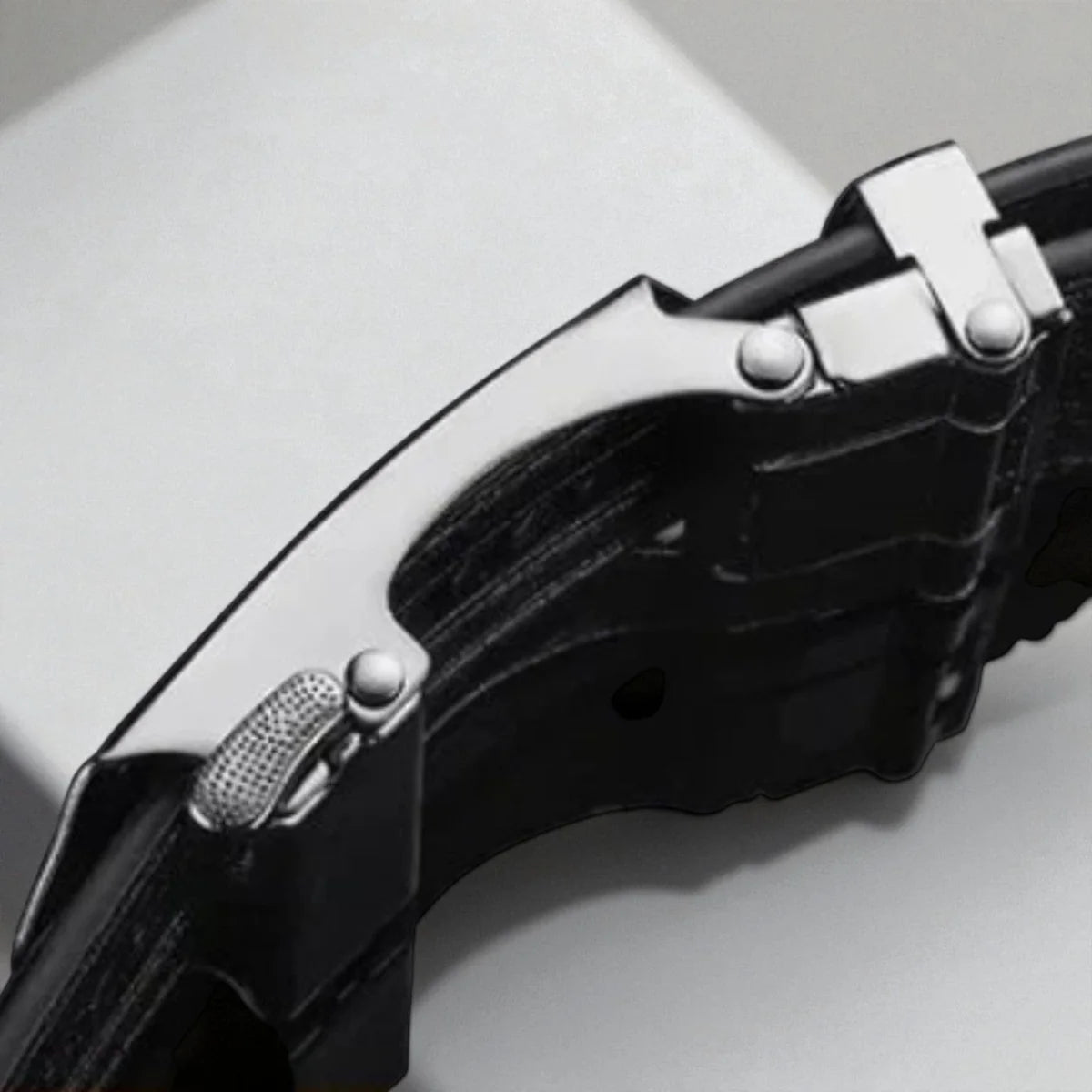 Leather belt with automatic buckle